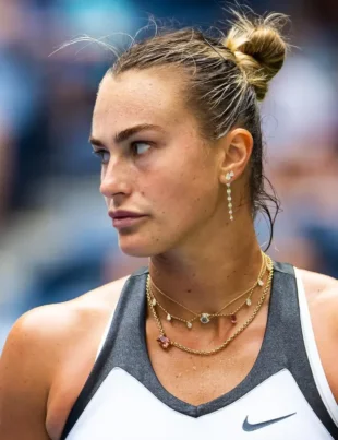 El glamour en el court: celebridades y jugadores sorprenden con joyas y reliquias valoradas en millones, desde collares de diamantes hasta un reloj millonario.
