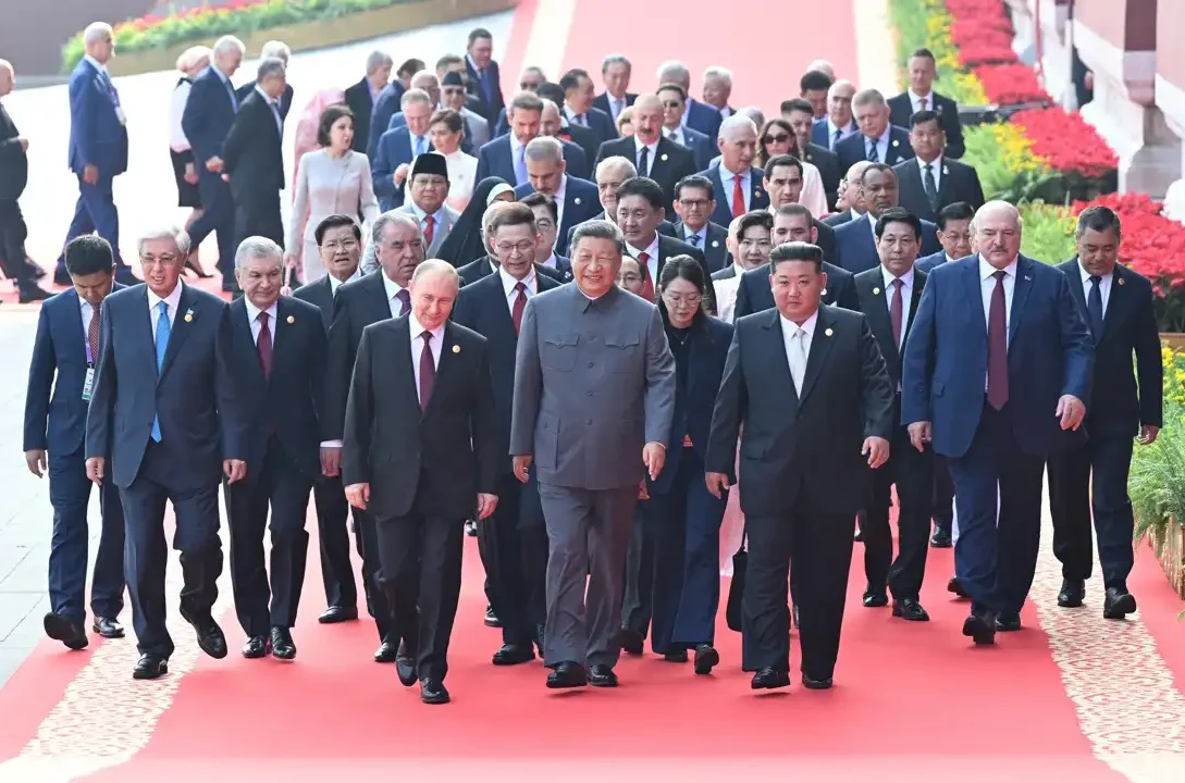 Xi Jinping reafirma su papel como líder global al cerrar filas con Putin y Kim Jong Un en una rara alianza que pone a prueba la estabilidad en Asia y el mundo.