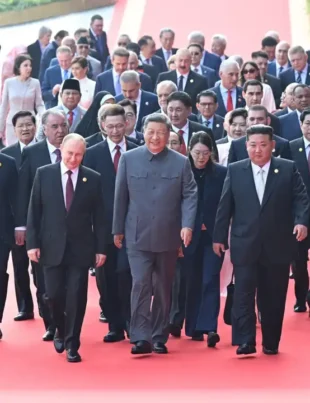 Xi Jinping reafirma su papel como líder global al cerrar filas con Putin y Kim Jong Un en una rara alianza que pone a prueba la estabilidad en Asia y el mundo.