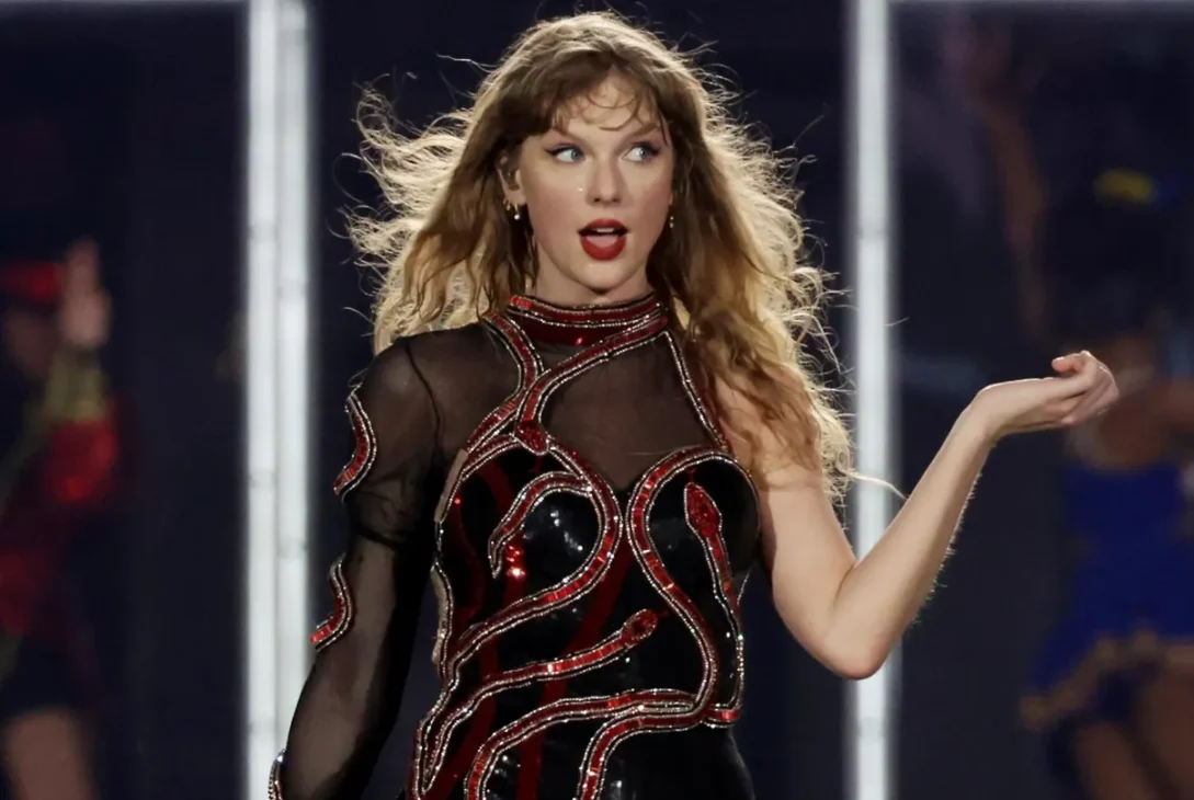 La Reina del Pop Regresa con Fuerza: Taylor Swift Lanza Nuevo Álbum y Asciende Rápidamente en Las Listas de Éxito de Billboard