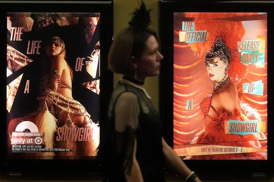 "Taylor Swift Triunfa en la Taquilla con 'Party Of A Showgirl', Primer Lanzamiento que Logra el Número 1 en su Semana de Estreno"
