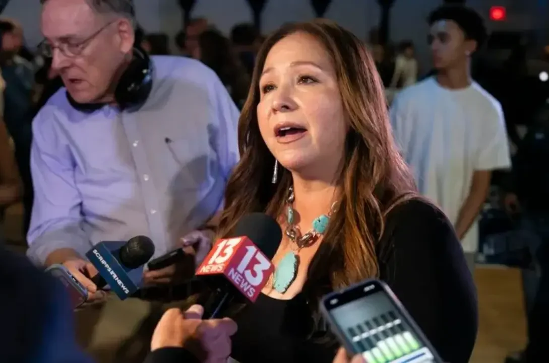 Adelita Grijalva, líder democrata, juega papel crucial en decisiva votación sobre el caso Jeffrey Epstein al tiempo que afronta reto de tomar posesión de su nuevo cargo.