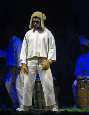 "El colapso de la política y la música: Trump niega a Bad Bunny su lugar en el escenario del Super Bowl, generando polémica en redes sociales"