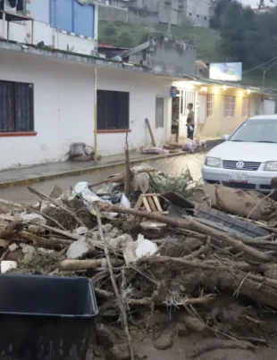 La Jefa de Gobierno rechaza la conexión entre organizaciones delictivas y ayuda a víctimas de inundaciones, pero expertos cuestionan su versión.