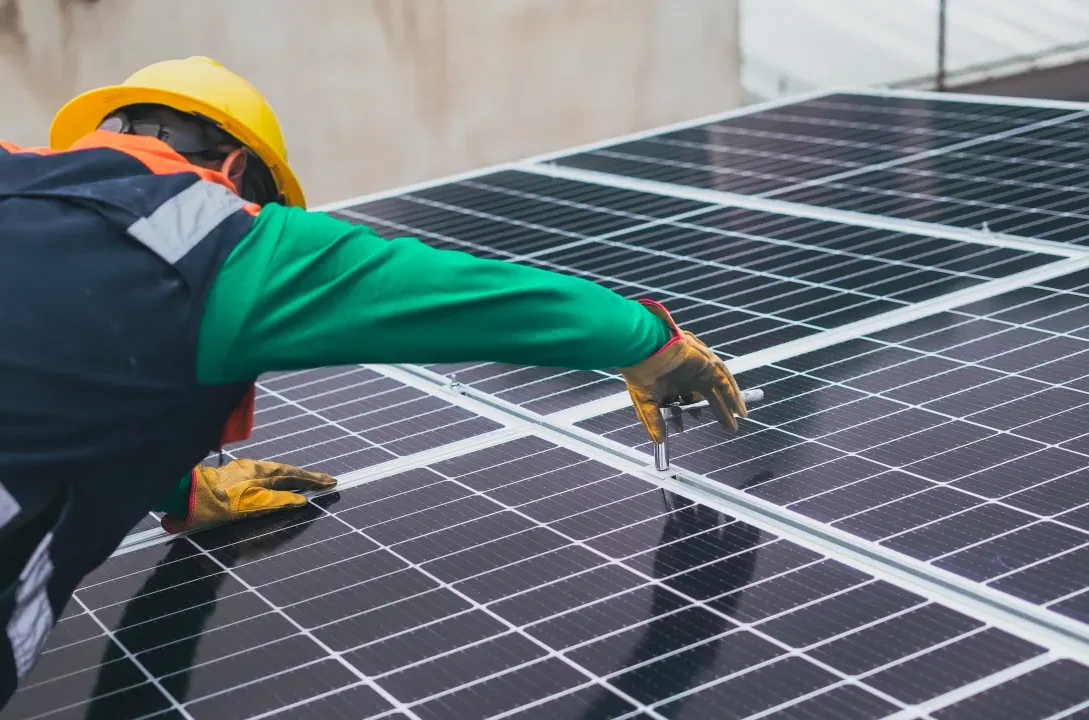 "La lucha contra la energía limpia: El régimen de Trump enfrenta demandas por corte de financiamiento a proyecto de energía renovable"