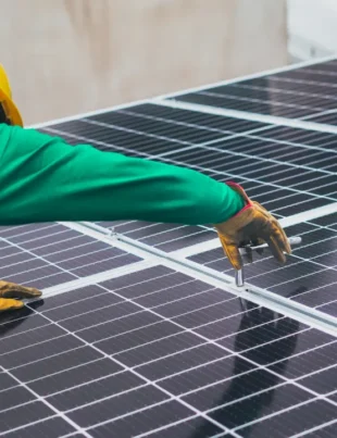 "La lucha contra la energía limpia: El régimen de Trump enfrenta demandas por corte de financiamiento a proyecto de energía renovable"